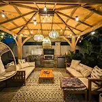 Casita Hosum: Modern Wfh Garden Suite W/ Gazebo Outdoor Kitchen & Bbq