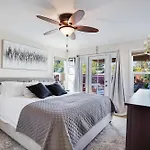 Relax In A Gorgeous 6 Person Quaint Home
