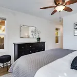 Relax In A Gorgeous 6 Person Quaint Home