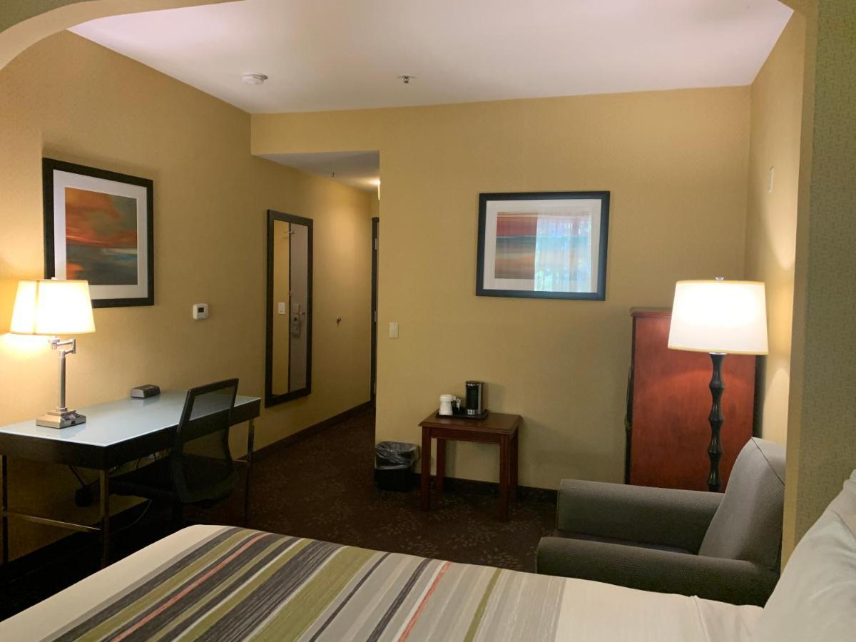 Country & By Radisson, International Airport, Ca