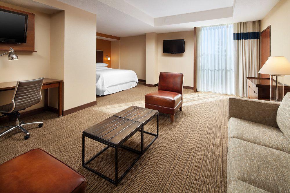 Courtyard Airport 3*