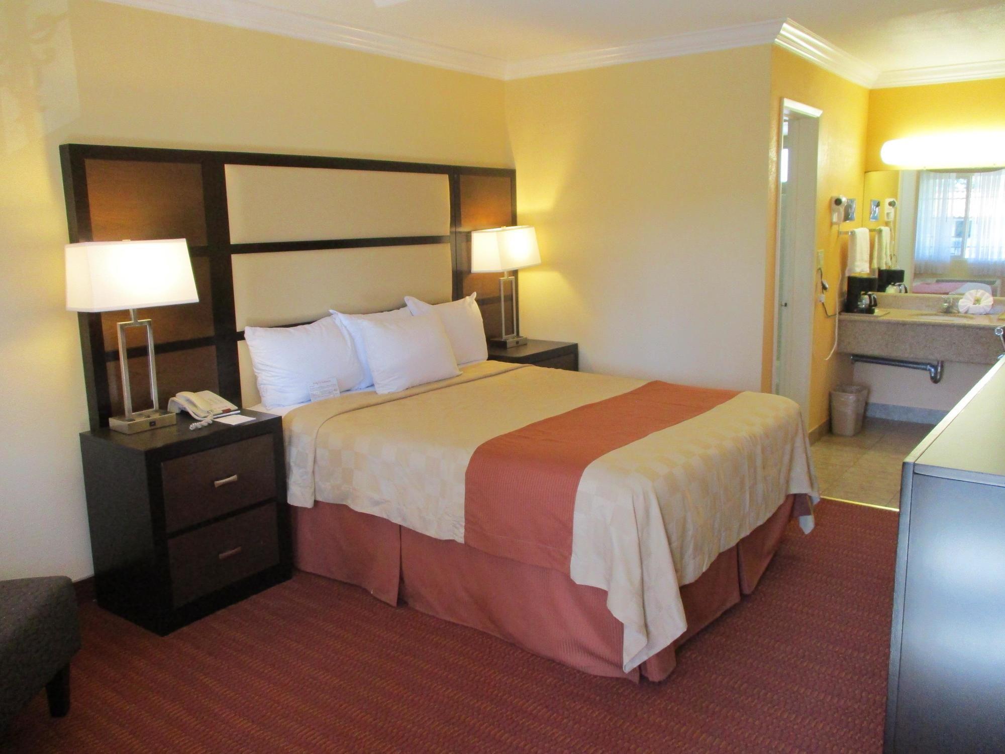 Motel Surestay By Western Airport 3*