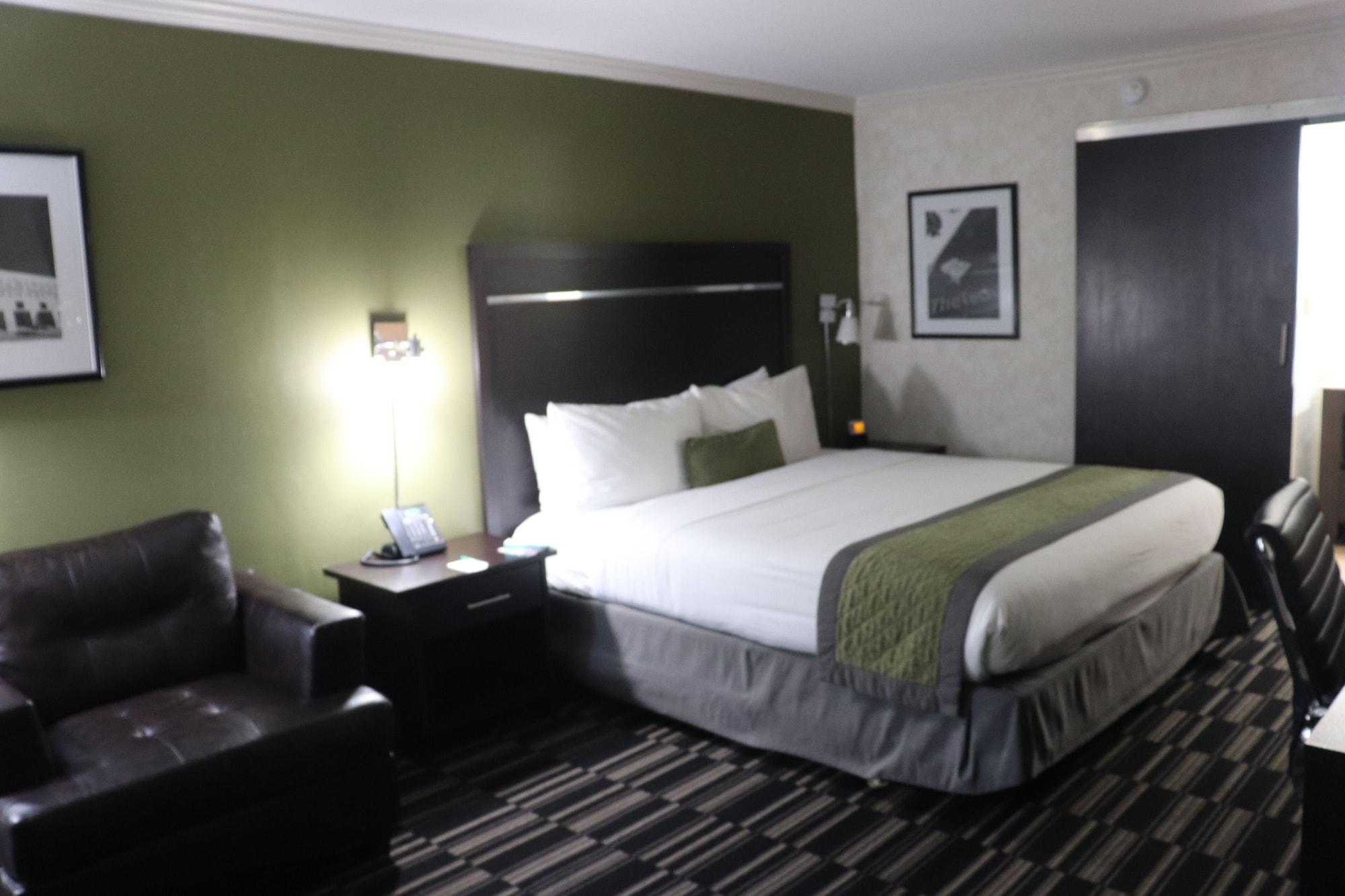 Hotel Wyndham Garden Airport 3*