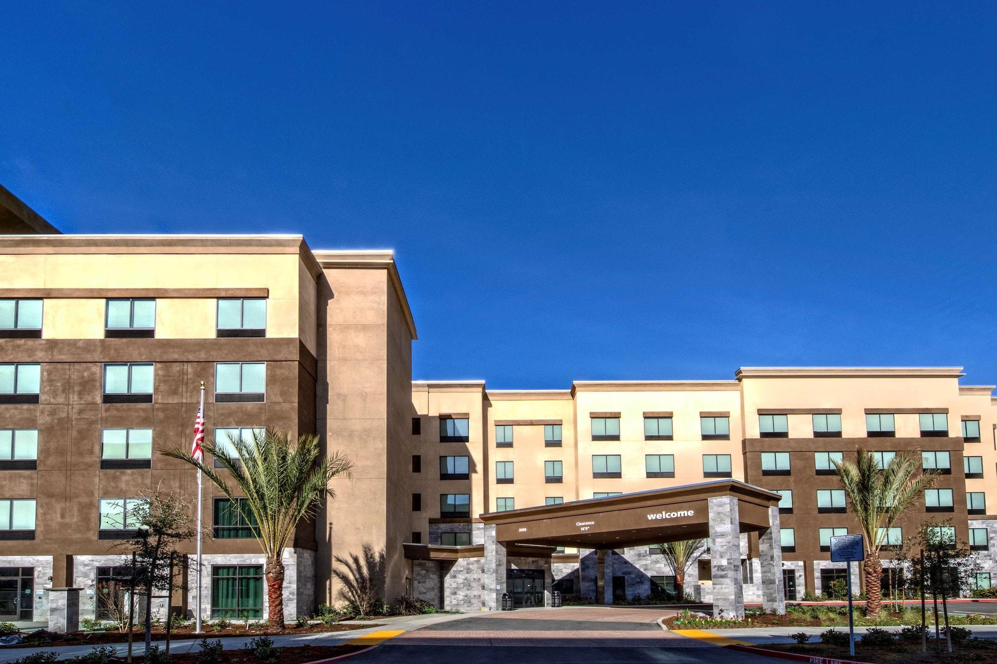 Hotel Hampton & Airport 3*