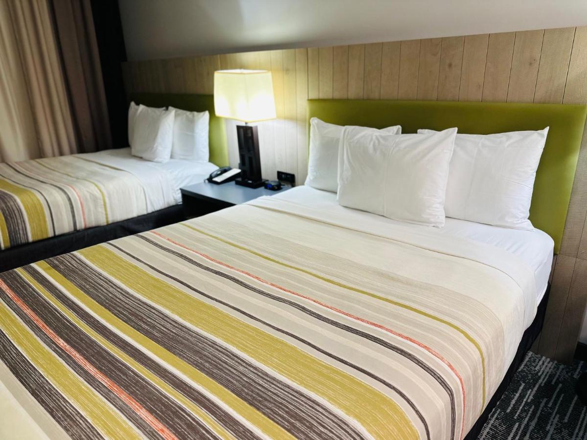 Country & By Radisson, International Airport, Ca 3*