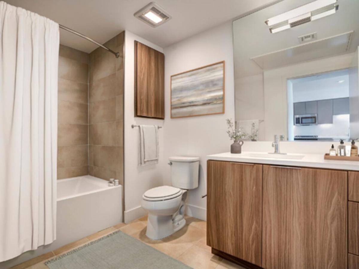 Lynhaven Apartment *
