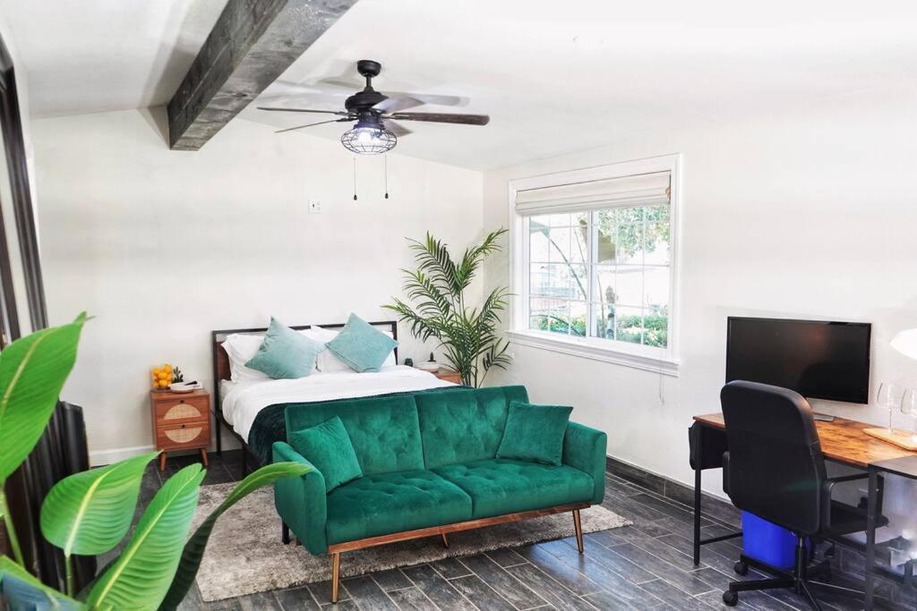 Guest house Casita Hosum: Modern Wfh Garden W/ Gazebo Outdoor Kitchen & Bbq *