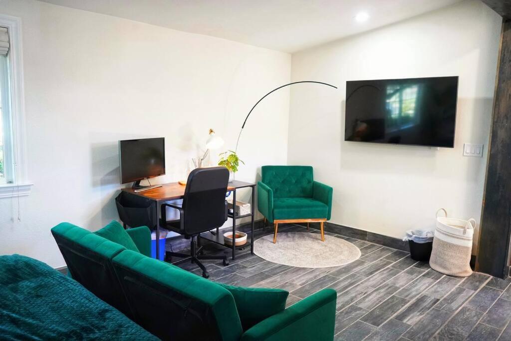 Casita Hosum: Modern Wfh Garden W/ Gazebo Outdoor Kitchen & Bbq Guest house