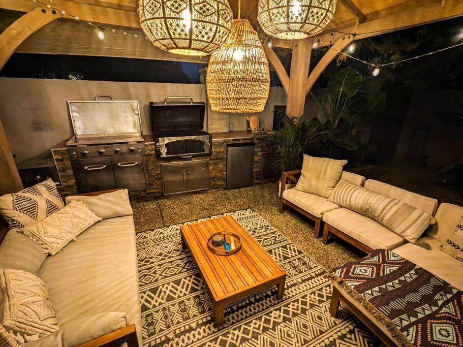 Casita Hosum: Modern Wfh Garden W/ Gazebo Outdoor Kitchen & Bbq Guest house San Jose