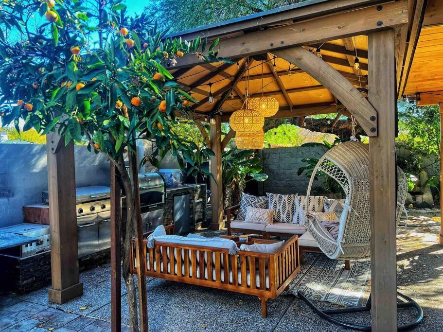 Casita Hosum: Modern Wfh Garden W/ Gazebo Outdoor Kitchen & Bbq Guest house