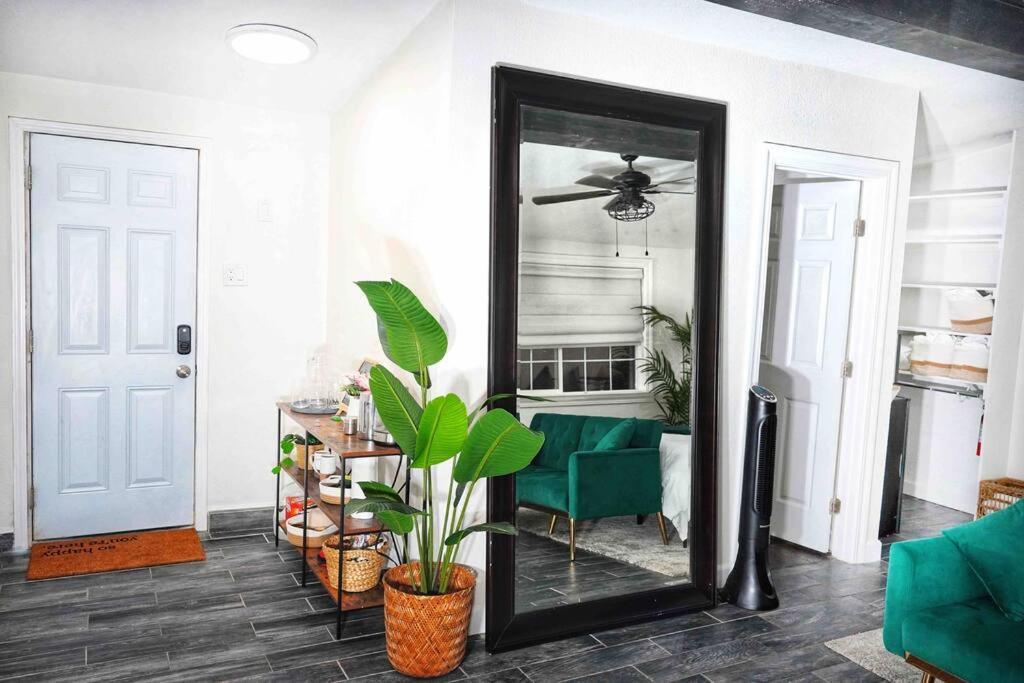 Casita Hosum: Modern Wfh Garden W/ Gazebo Outdoor Kitchen & Bbq Guest house *