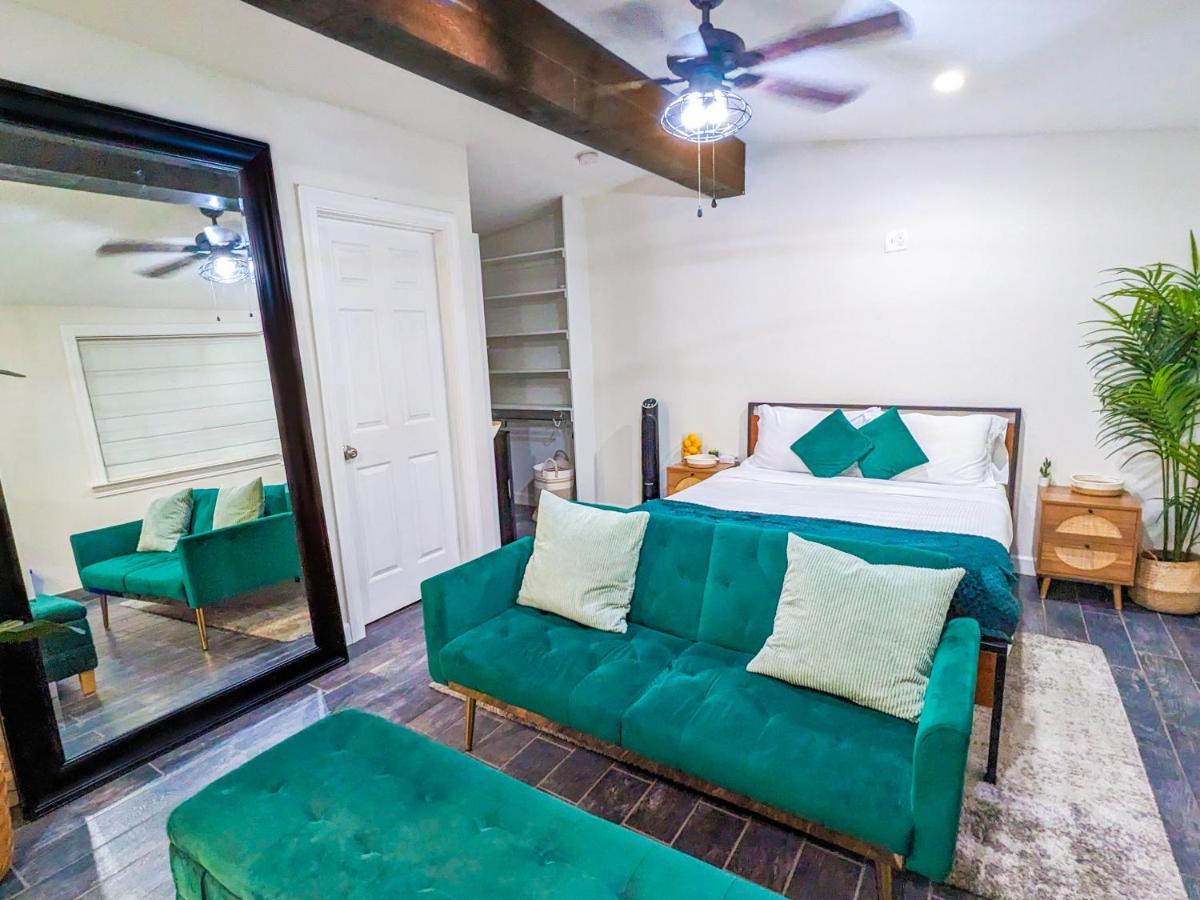 Casita Hosum: Modern Wfh Garden W/ Gazebo Outdoor Kitchen & Bbq *