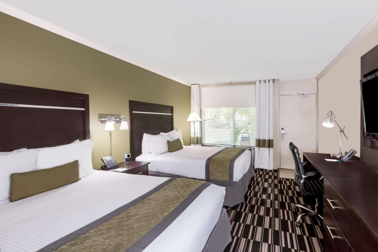 Hotel Wyndham Garden Airport 3*