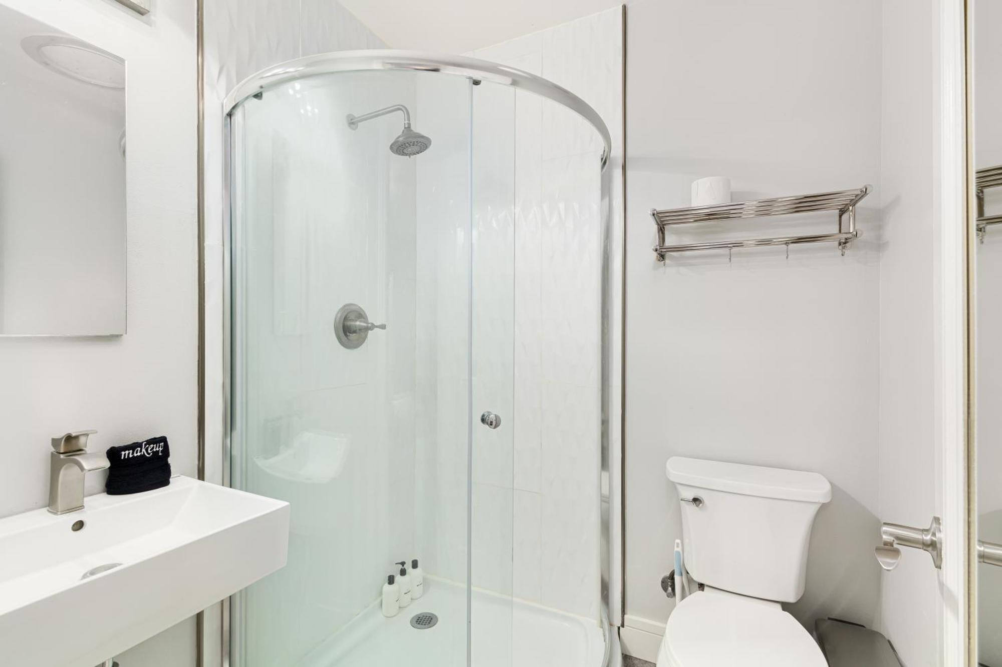 @ Marbella Lane - Immaculate & Cozy 3br *