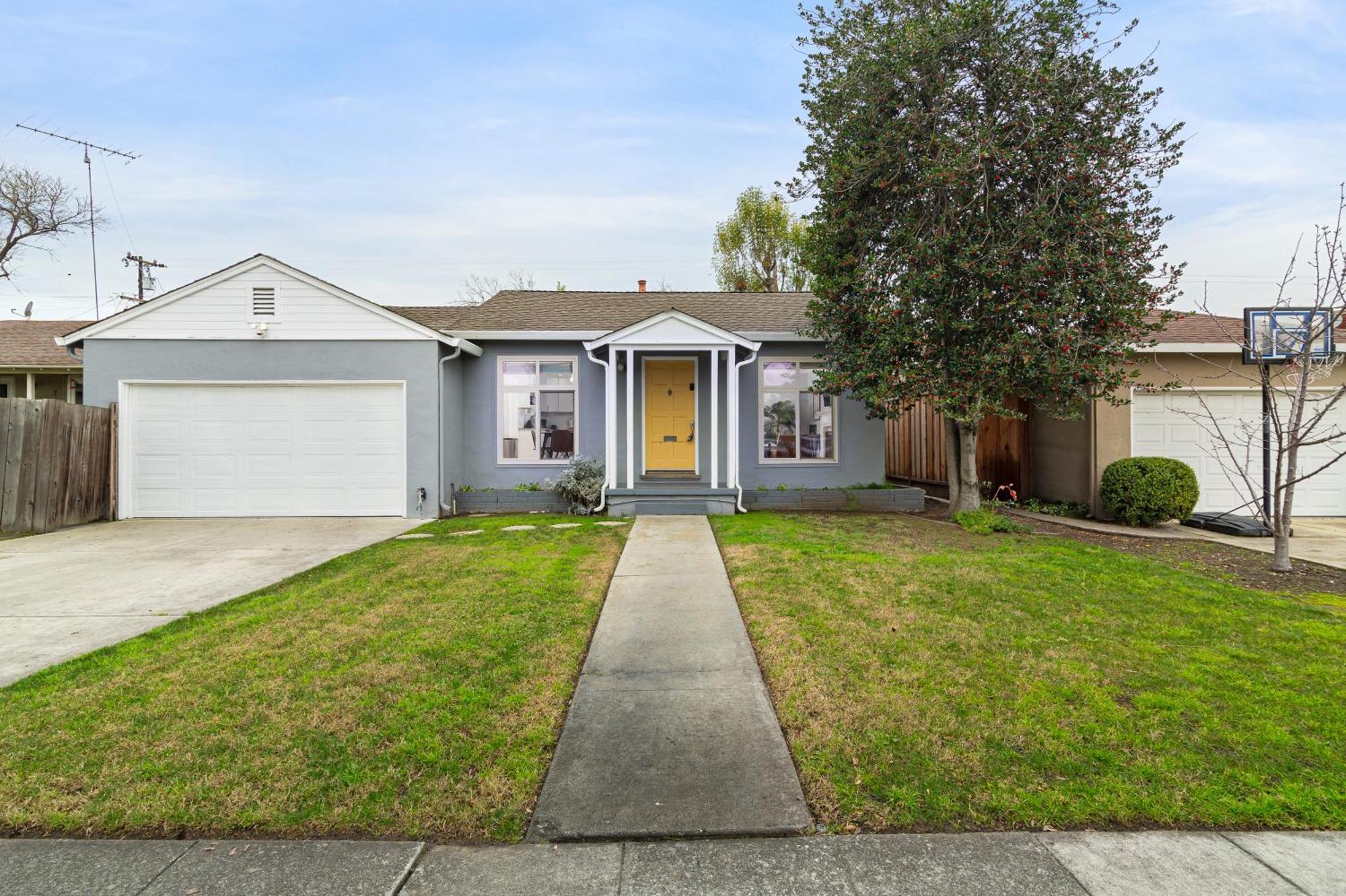 @ Marbella Lane - Immaculate & Cozy 3br