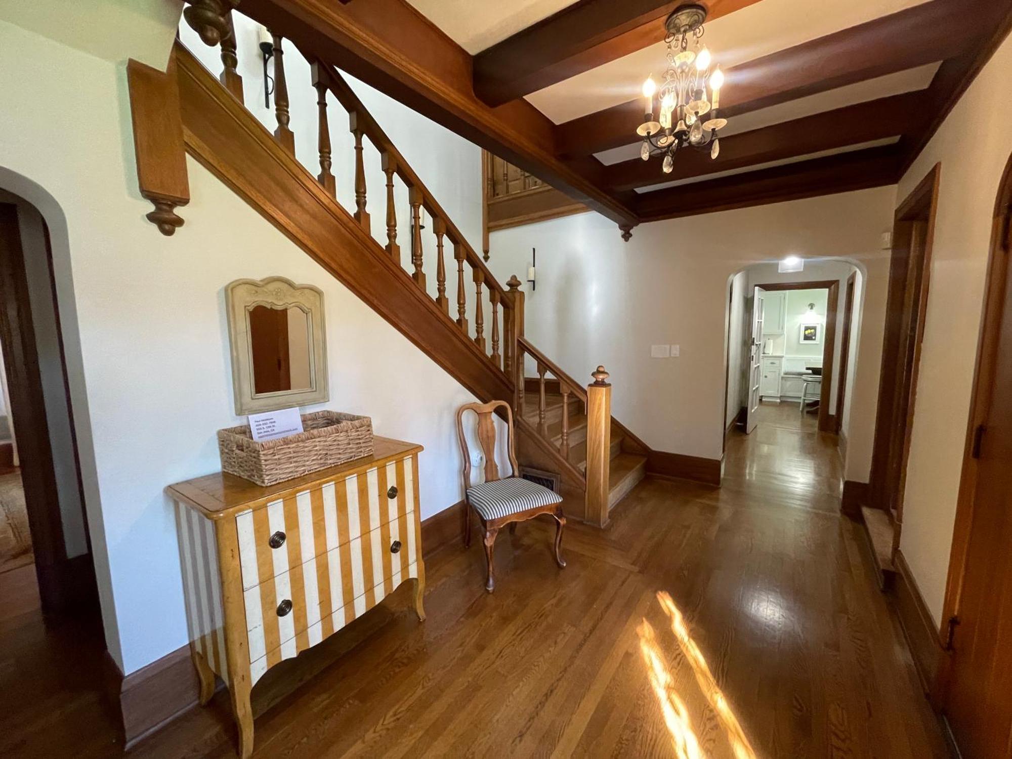 Timeless Tudor W/ Game Room, Pool Table & Hot Tub Holiday home San Jose