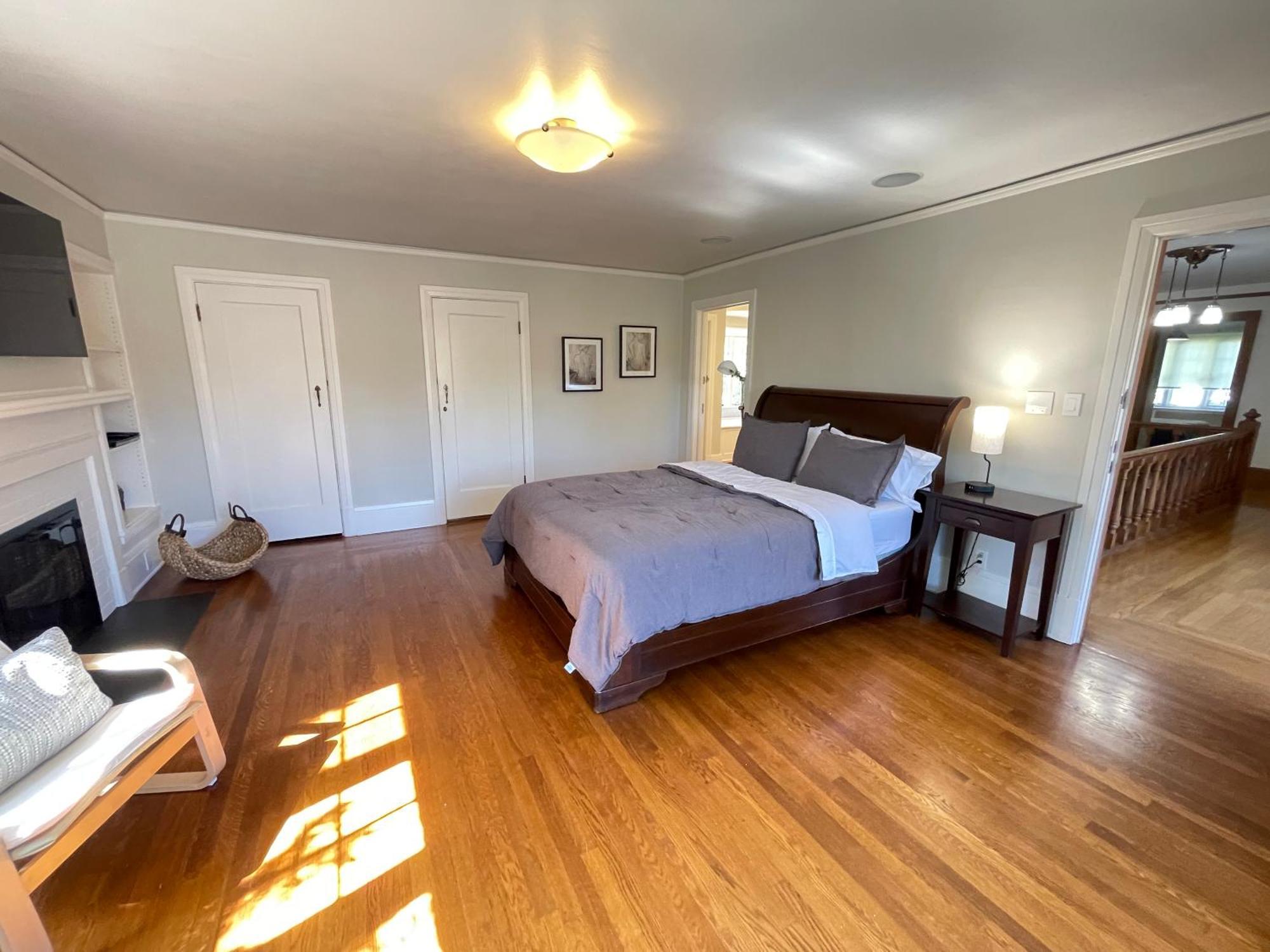 Timeless Tudor W/ Game Room, Pool Table & Hot Tub Holiday home *