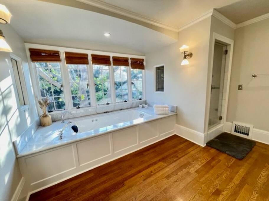 Timeless Tudor W/ Game Room, Pool Table & Hot Tub *