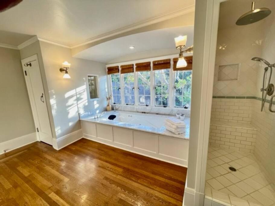Timeless Tudor W/ Game Room, Pool Table & Hot Tub Holiday home *