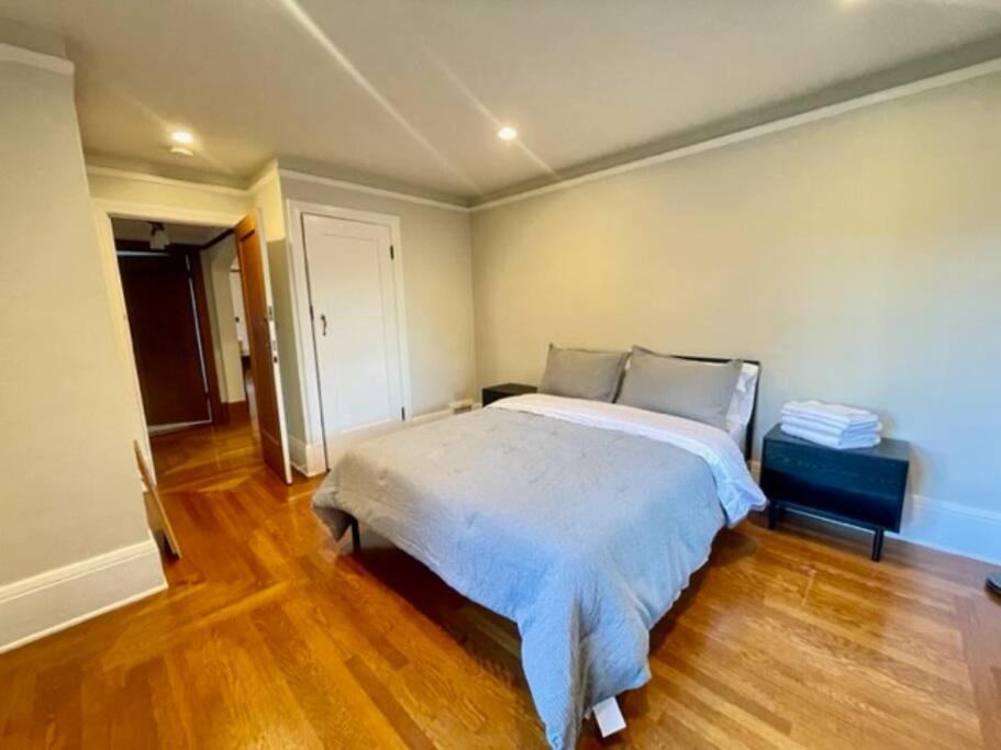 Timeless Tudor W/ Game Room, Pool Table & Hot Tub Holiday home *