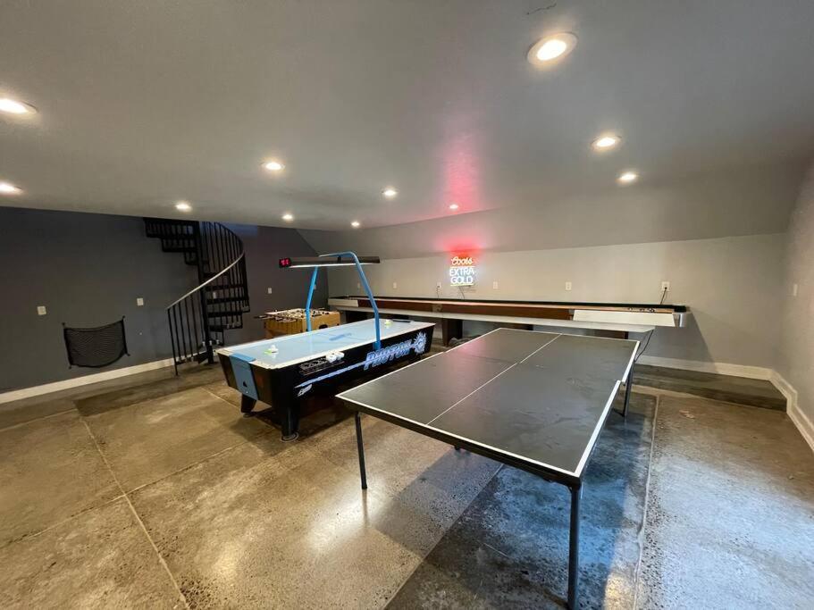 Holiday home Timeless Tudor W/ Game Room, Pool Table & Hot Tub