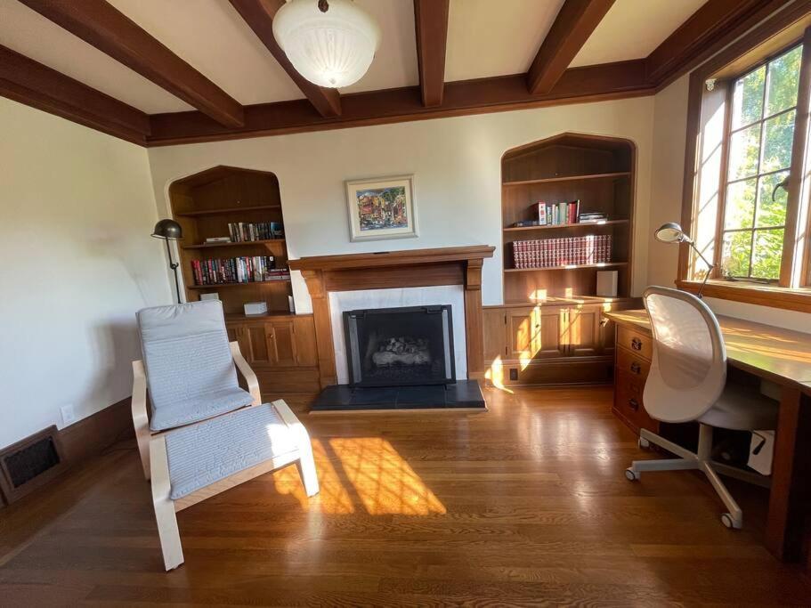 Timeless Tudor W/ Game Room, Pool Table & Hot Tub San Jose