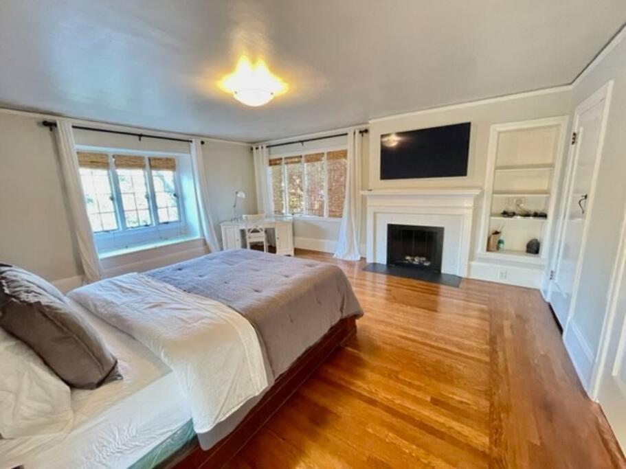 Timeless Tudor W/ Game Room, Pool Table & Hot Tub *