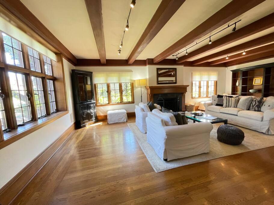 Timeless Tudor W/ Game Room, Pool Table & Hot Tub Holiday home San Jose
