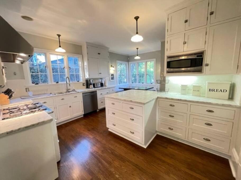 Timeless Tudor W/ Game Room, Pool Table & Hot Tub Holiday home