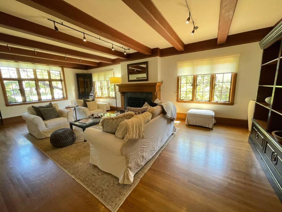 Timeless Tudor W/ Game Room, Pool Table & Hot Tub Holiday home San Jose