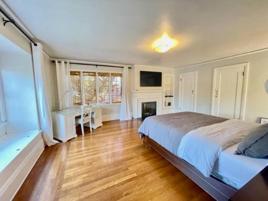Timeless Tudor W/ Game Room, Pool Table & Hot Tub Holiday home