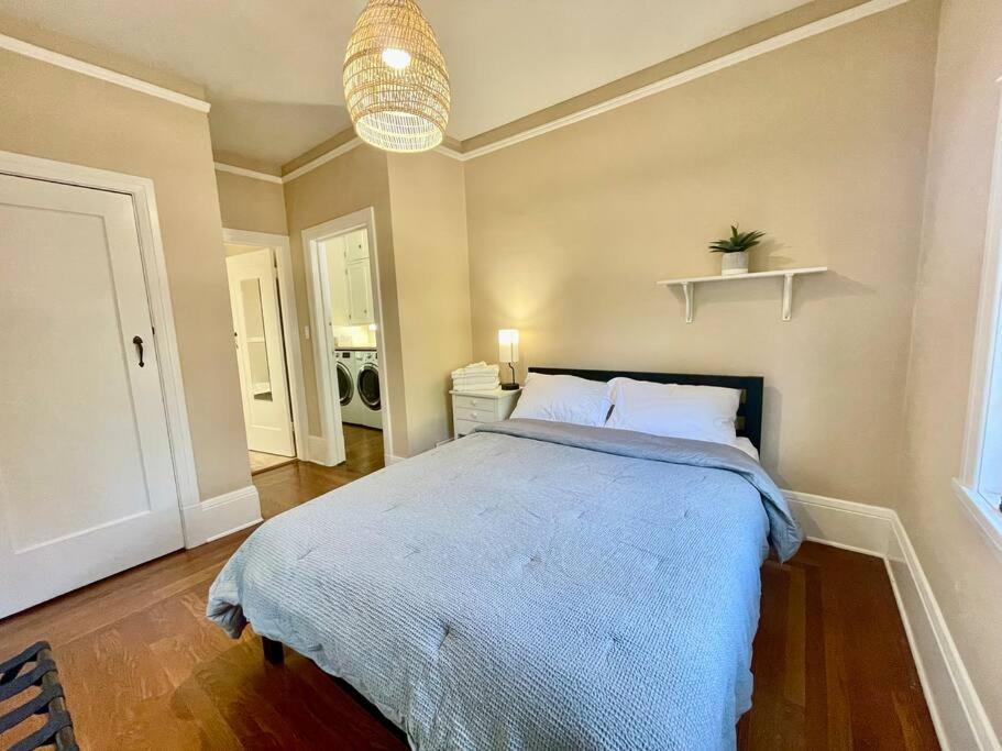 Holiday home Timeless Tudor W/ Game Room, Pool Table & Hot Tub *