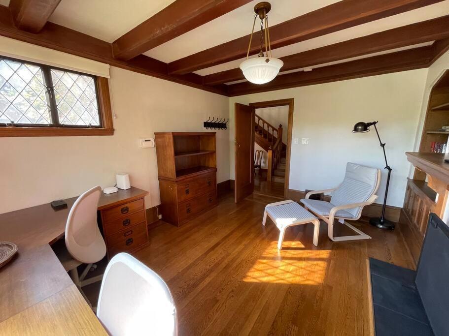 Timeless Tudor W/ Game Room, Pool Table & Hot Tub Holiday home *