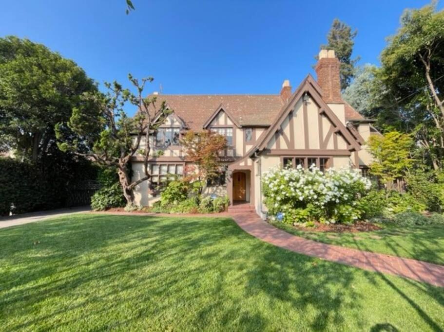 Timeless Tudor W/ Game Room, Pool Table & Hot Tub Holiday home