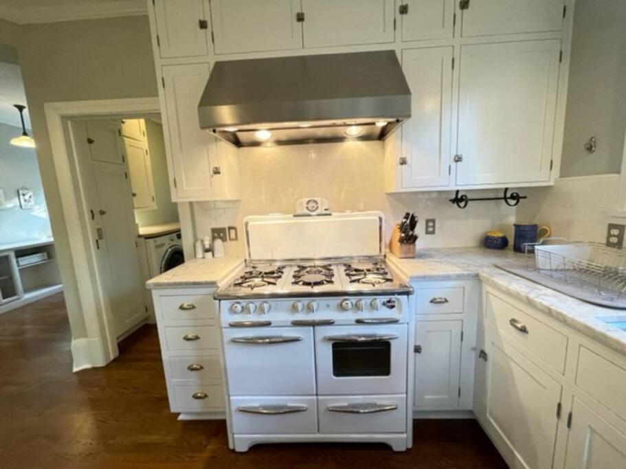Holiday home Timeless Tudor W/ Game Room, Pool Table & Hot Tub *