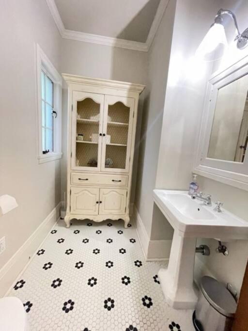 Timeless Tudor W/ Game Room, Pool Table & Hot Tub *