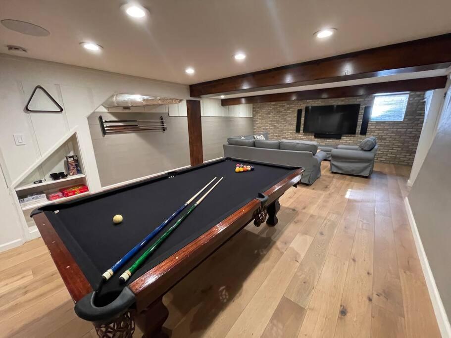 Timeless Tudor W/ Game Room, Pool Table & Hot Tub * San Jose