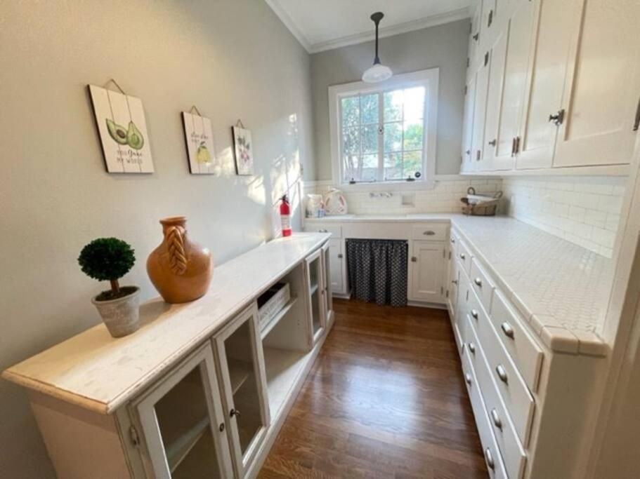 Timeless Tudor W/ Game Room, Pool Table & Hot Tub San Jose