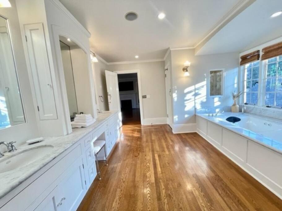 Timeless Tudor W/ Game Room, Pool Table & Hot Tub Holiday home *
