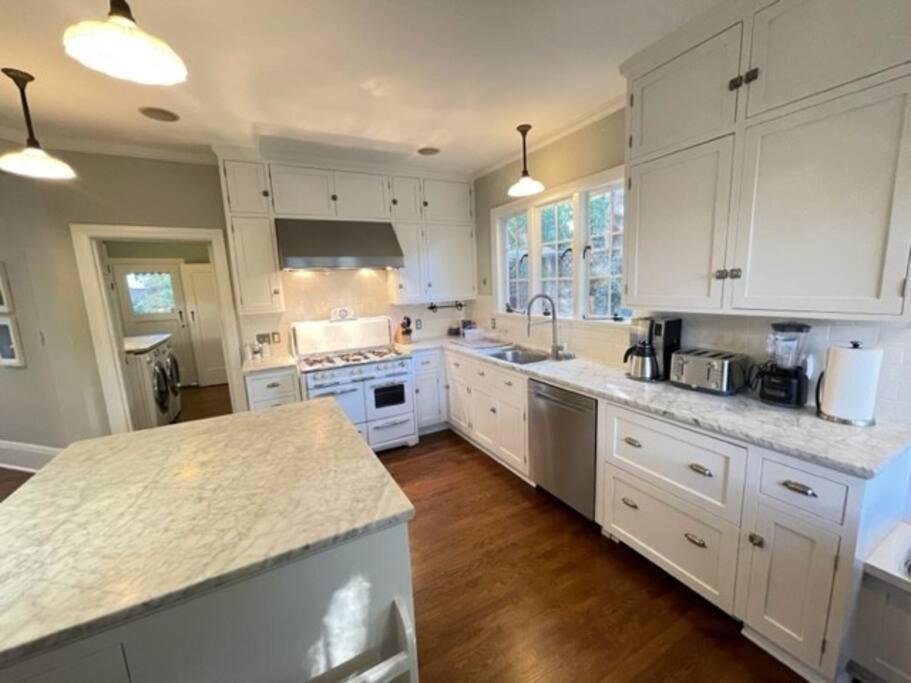 Timeless Tudor W/ Game Room, Pool Table & Hot Tub * San Jose