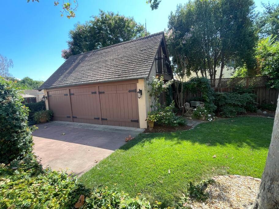 Timeless Tudor W/ Game Room, Pool Table & Hot Tub Holiday home San Jose