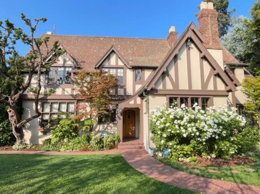Timeless Tudor W/ Game Room, Pool Table & Hot Tub San Jose