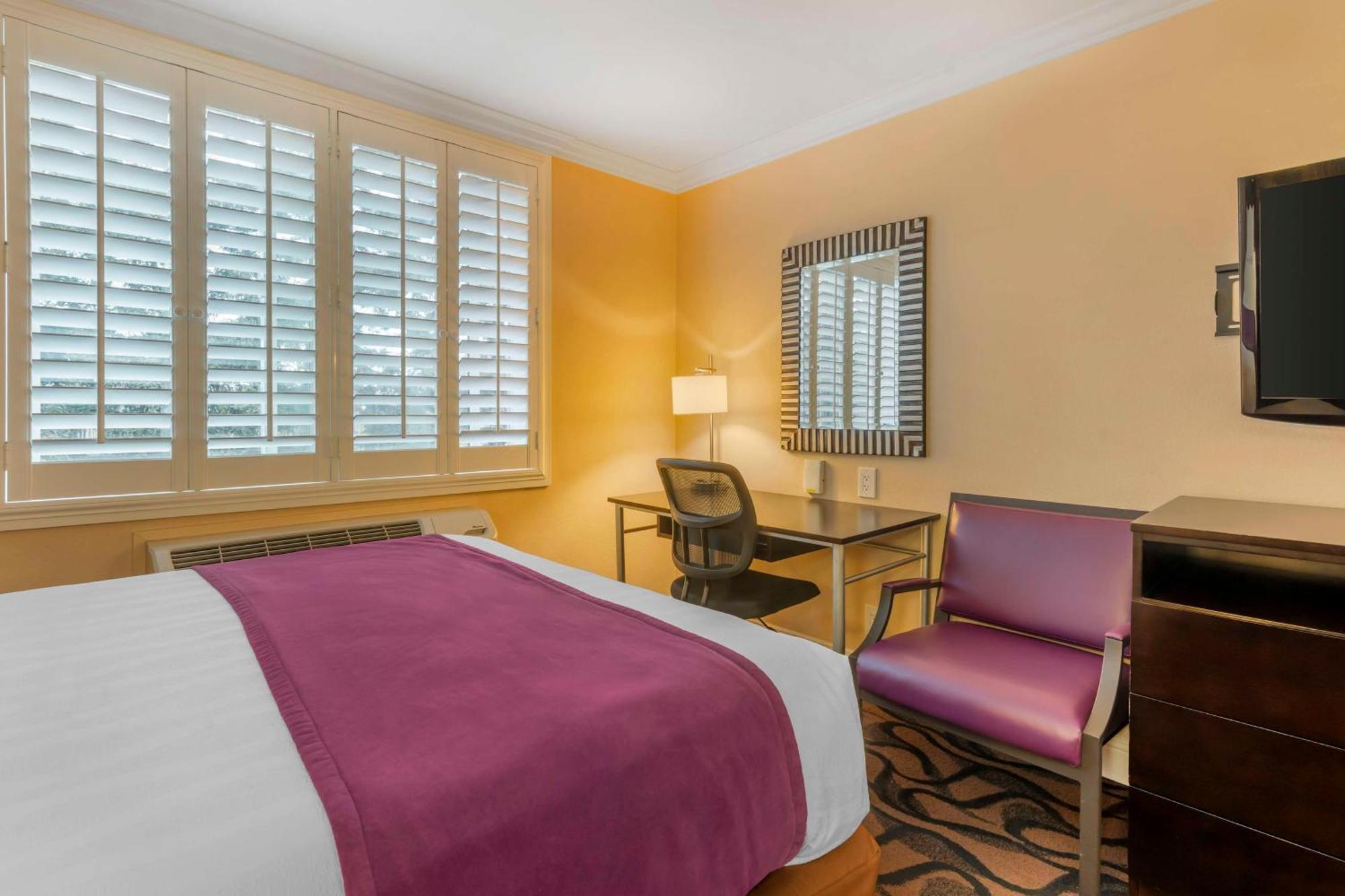 Western Airport Plaza 3*