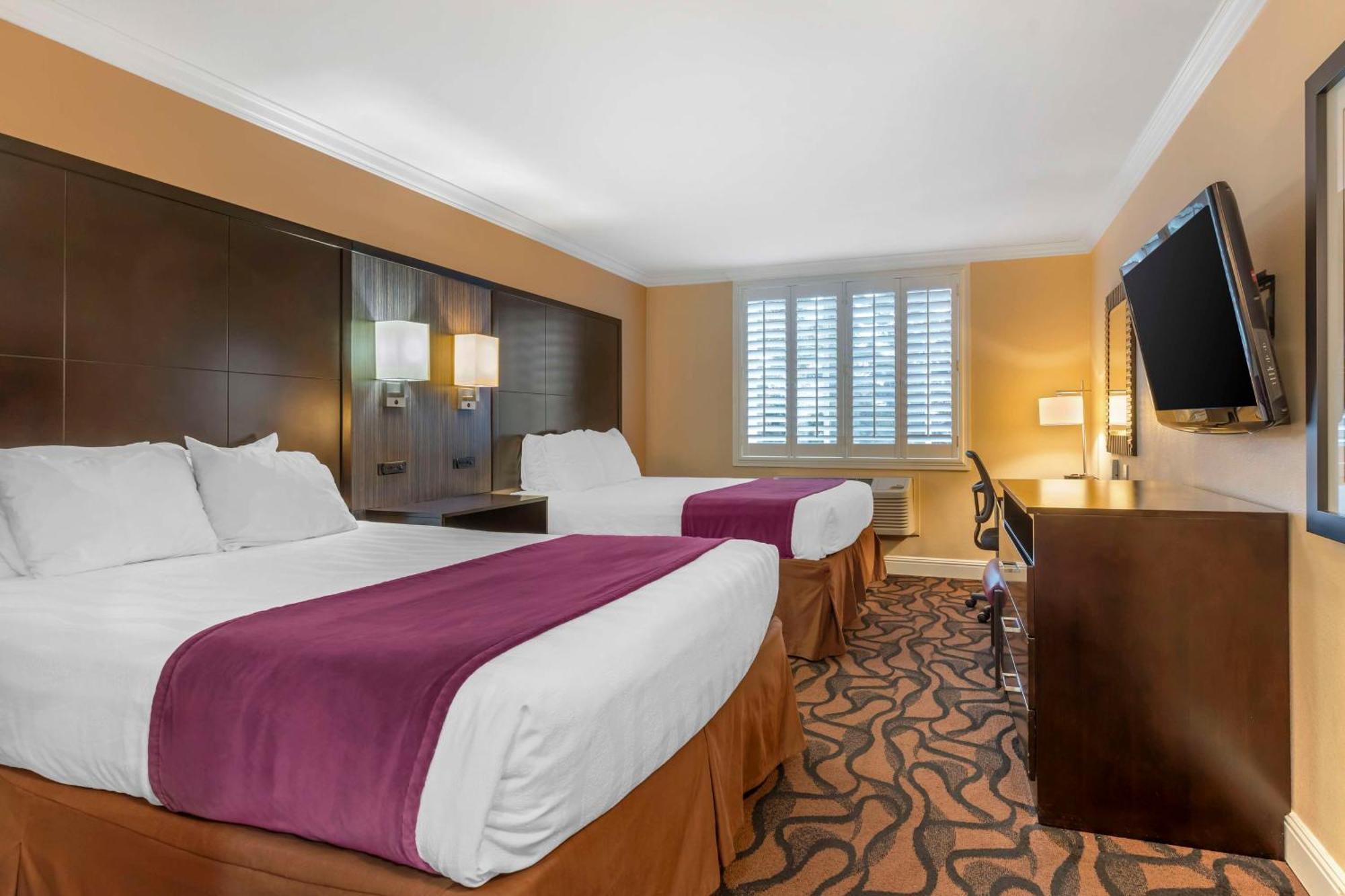 Western Airport Plaza 3*