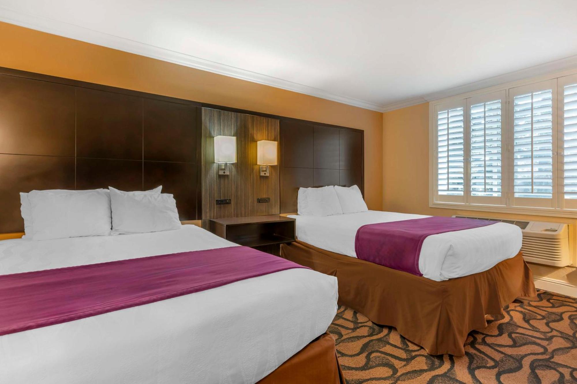 Western Airport Plaza Motel 3*