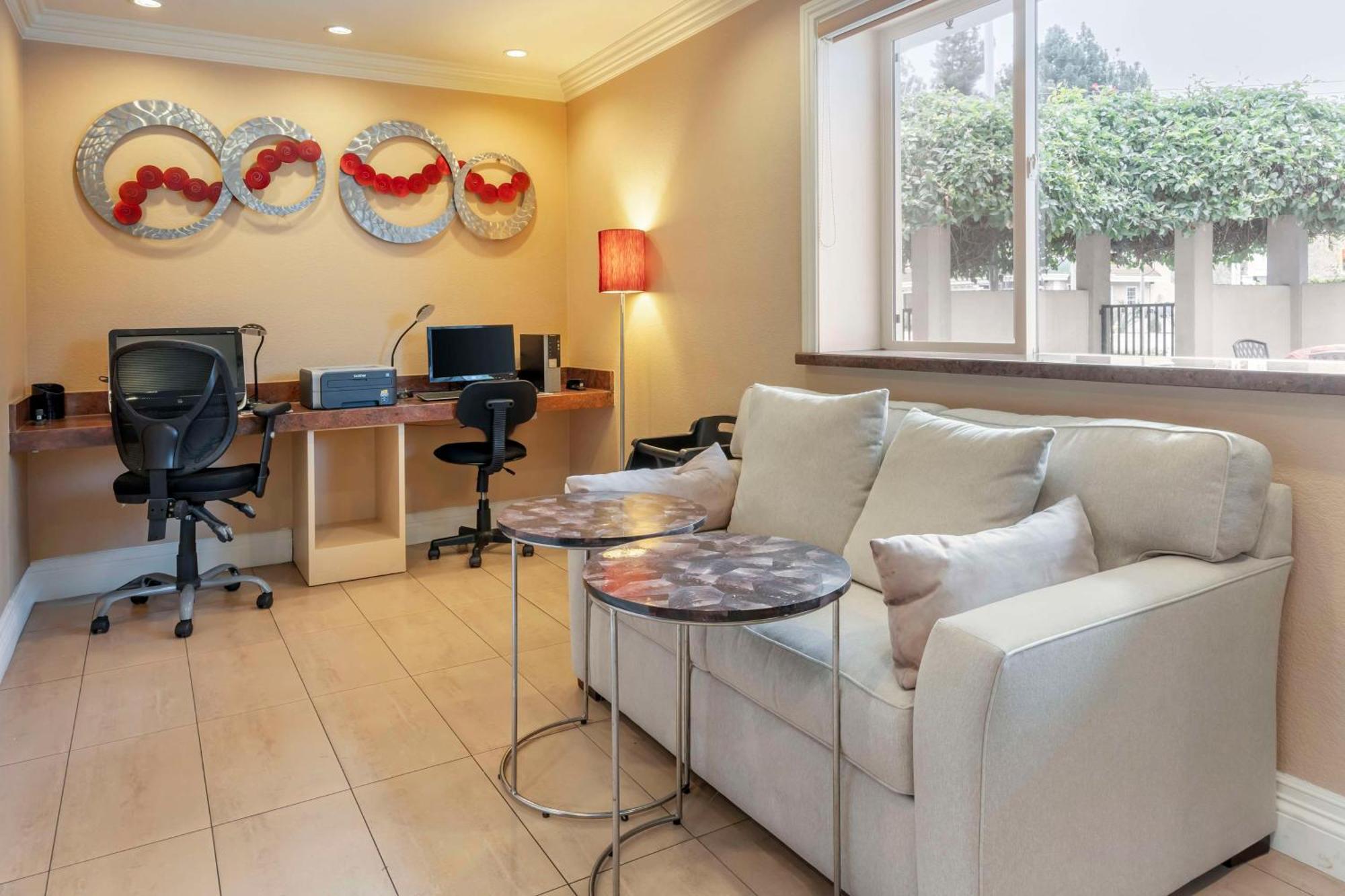 Western Airport Plaza 3*