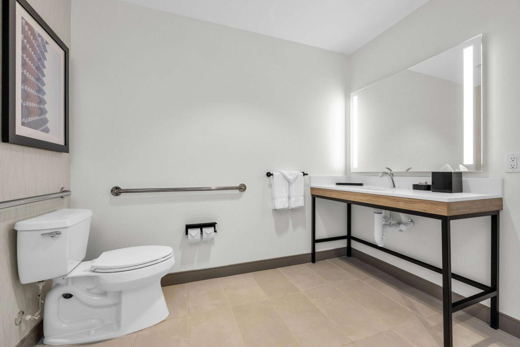 Hotel La Quinta & By Wyndham Airport-downtown 3*