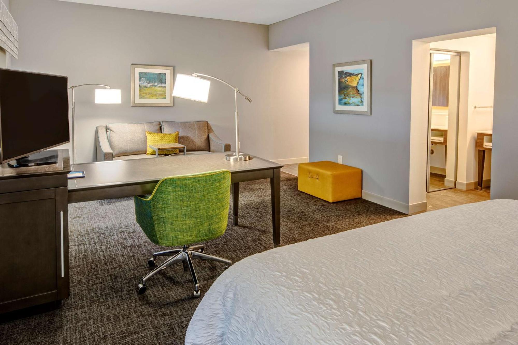Hampton & Airport 3*