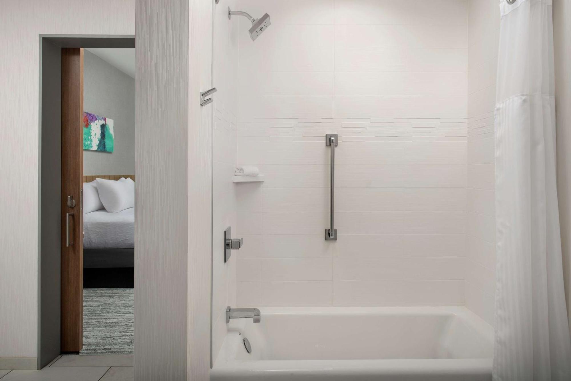 Hilton Garden Airport 3*