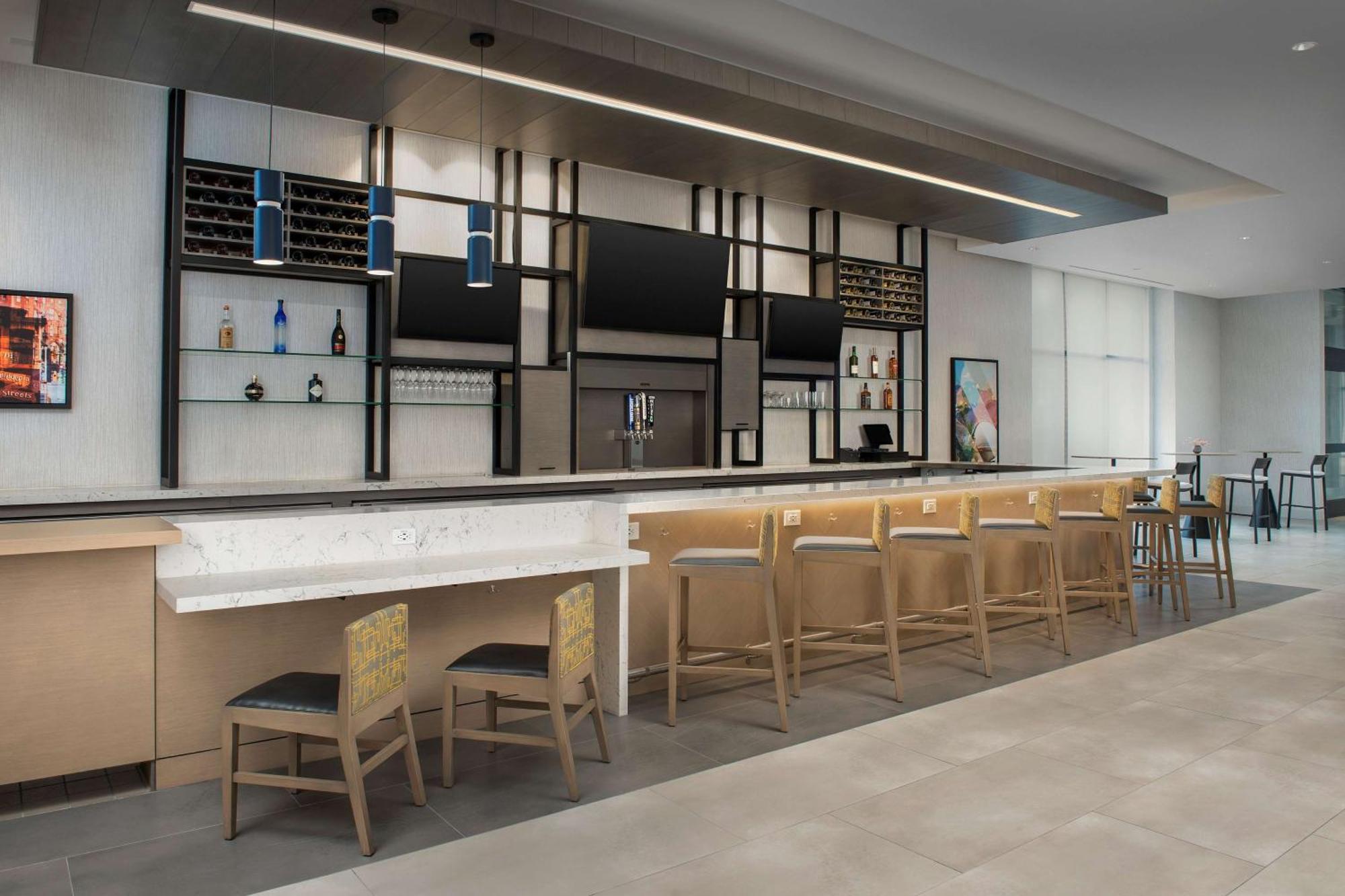 Hilton Garden Airport 3*